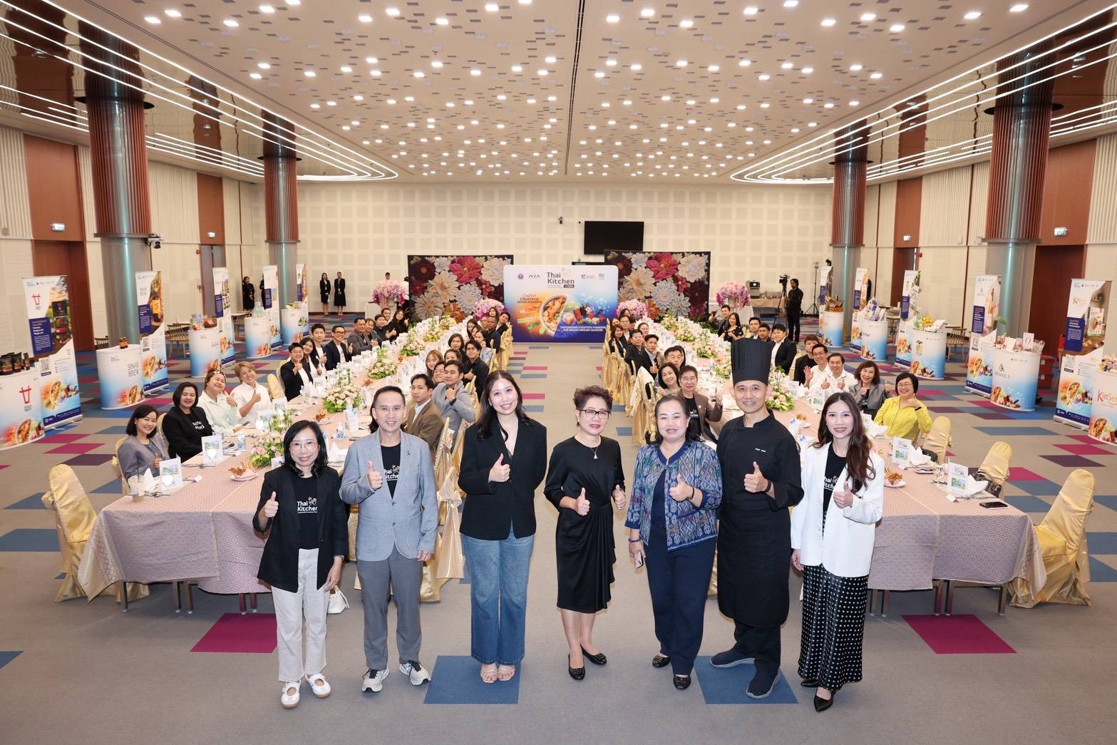 ผู้บริหาร NIA สกสว และ มก ถ่ายภาพร่วมกับผู้ประกอบการ Thai Kitchen 2026