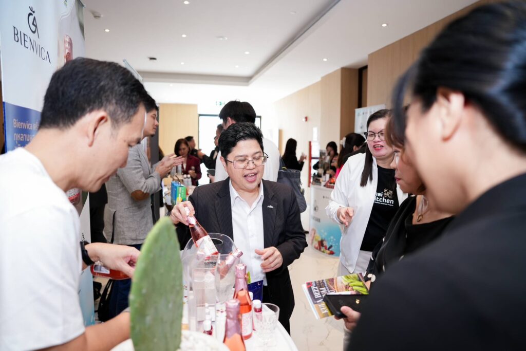 ผู้เข้าร่วมงานชมผลิตภัณฑ์ที่บูธผู้ประกอบการ
