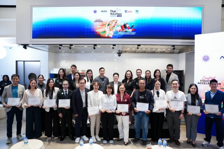 ผู้บริหารและผู้ประกอบการ 12 ราย ถ่ายภาพร่วมกันในงาน Thai Kitchen 2026 Demo Day